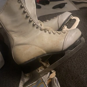 Women's White figure skates size 7 - Picture 1 of 3