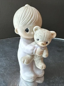 Jonathan & David Precious Moments Junge mit Teddybär Jesus liebt mich 1982 E-9278 - Bild 1 von 3