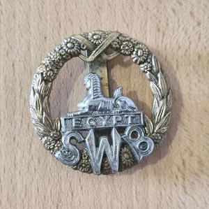 BRITISH ARMY S.W.B. SOUTH WALES BORDERERS REGIMENT BIMETAL CAP BADGE - Picture 1 of 3