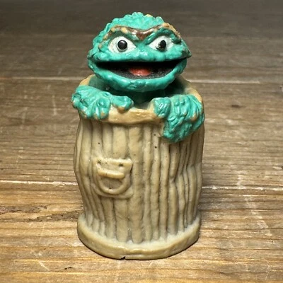 Boneco vintage Sesame Street Oscar the Grouch Muppets Inc miniatura Hong Kong - Imagem 1 de 4