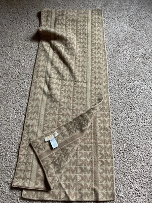 Bufanda inicial Michael Michael Kors, acento metálico dorado Foto 1 de 4