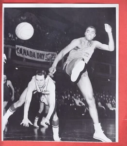1958/59 MINNEAPOLIS LAKERS STEVE HAMILTON ROOKIE VS KNICKS WILLIE NAULLS - Picture 1 of 2