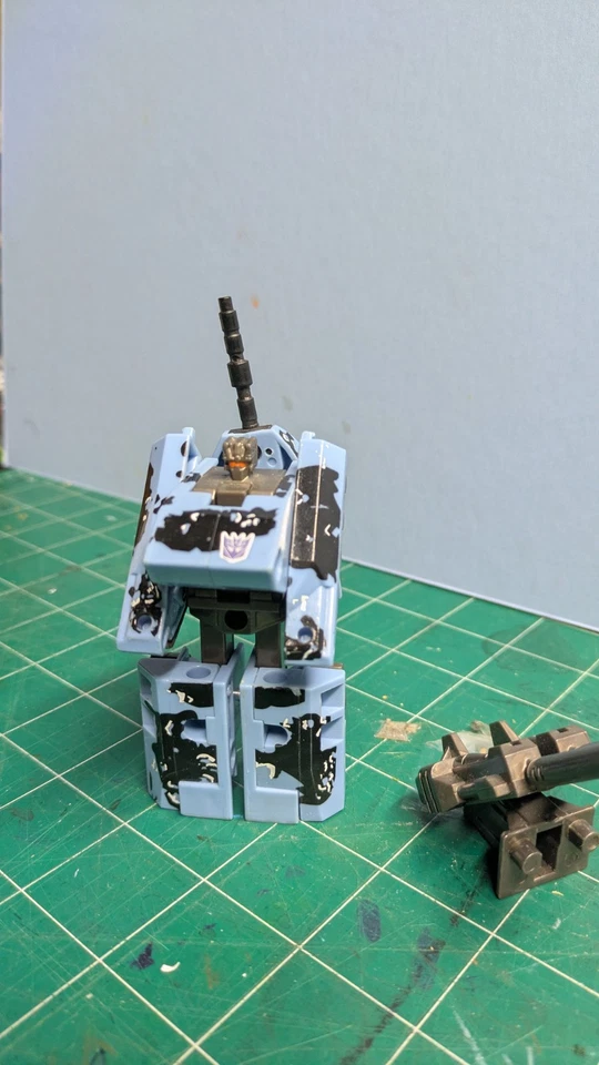 TRANSFORMERS Robots in Disguise RID 2001 ARMORHIDE Tank Ruination Combiner leg. - Imagem 1 de 1