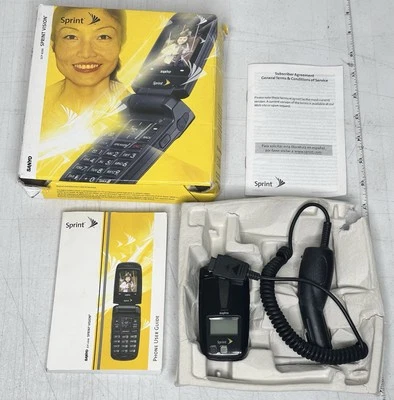 Telefone flip preto Sprint Sanyo Katana II SCP-6650 - Imagem 1 de 4