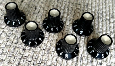 LOTE de OEM - 6 perillas de control de amplificador pequeño con faldón Fender 15G, volumen, bajos Foto 1 de 4