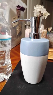 Dispensador de jabón vintage de cerámica azul y blanco Foto 1 de 4