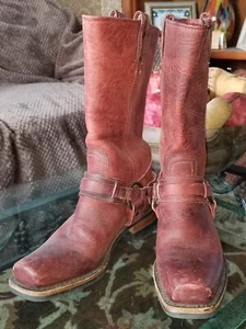 Dunkelrote FRYE 77250 Damengröße 8,5 M Harness-Stiefel mit Gürtel Hergestellt in den USA LESEN - Bild 1 von 9