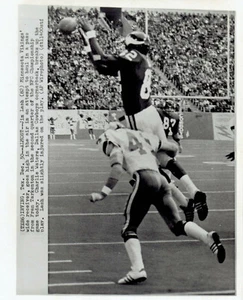 1973 Press Photo Dallas Cowboys Football Charlie Waters tackles Vikings Jim Lash - Picture 1 of 2