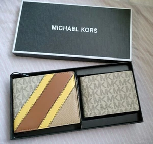 JUEGO DE REGALO BILLETERA Y TARJETERO PARA HOMBRE MICHAEL KORS PRECIO DE VENTA SUGERIDO POR EL FABRICANTE $228 - Imagen 1 de 9