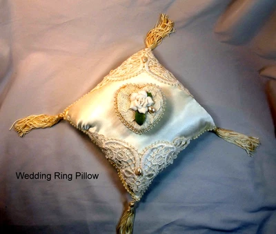 Almohada portadora de anillos de colección blanca satinada-encaje-perlas-seda-porcelana rosa-flor niña Foto 1 de 4