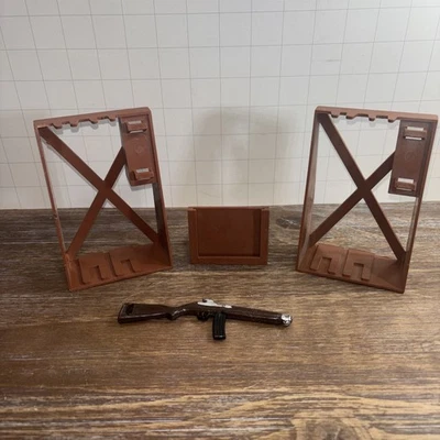 DE COLECCIÓN GI JOE 1973 A.T. TORRE DE ENTRENAMIENTO RIFLE PORTABICICLETAS OBJETIVO Y PISTOLA Foto 1 de 4