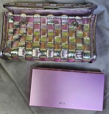 Mally New Naturals Doble Rubor e Iluminador Roble Rubor Brillo Feroz con Estuche Foto 1 de 4