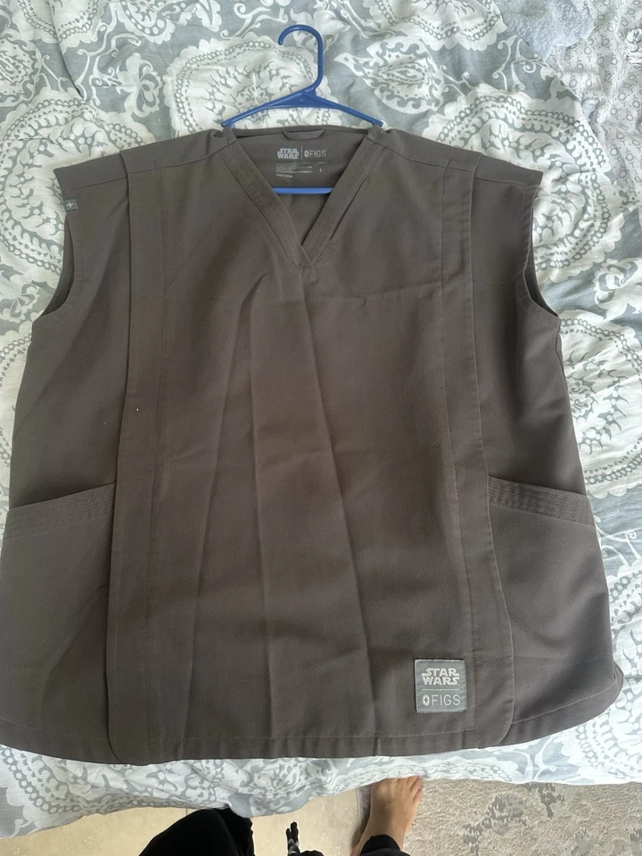 Blusa Médica FIGS para Mujer Star Wars Bo Katan Plisada Jedi Edición Limitada Mandalore Foto 1 de 4
