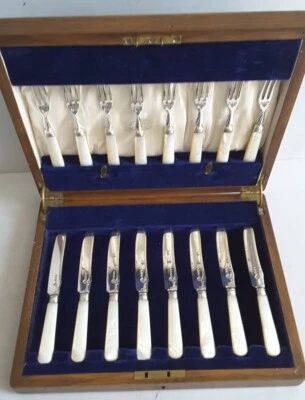 BUEN JUEGO DE CAJAS 16 (8+8) HORMIGAS. PLATA MACIZA/M. de PEARL DES. K. & F. LON.1924 Foto 1 de 4