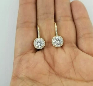 Pendientes colgantes colgantes de diamantes simulados de corte redondo de 2,50 quilates enchapados en oro amarillo de 14 k - Imagen 1 de 5