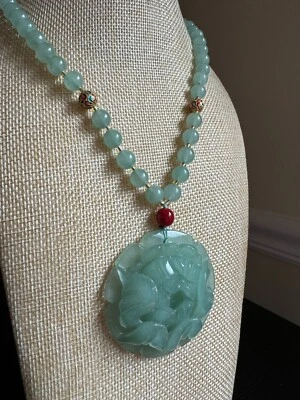Collar Colgante Aventurina Verde Tallado con Cuentas Artesanales y Acento Rojo Foto 1 de 4