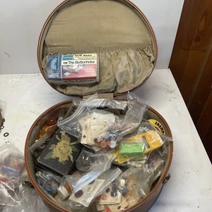 ANTIKES KNOPFSORTIMENT IN SAMSONITE HUTSCHACHTEL.   VIELE ARTIKEL IM KARTON. - Bild 1 von 20