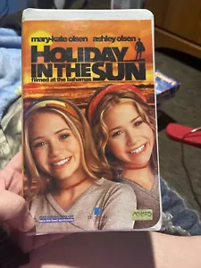 Holiday In The Sun (VHS, 2001) Mary-Kate and Ashley Olsen - Picture 1 of 3