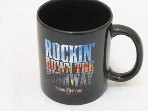 Taza de café The Doobie Brothers Rockin Down The Highway taza negra de 9 onzas - Imagen 1 de 5