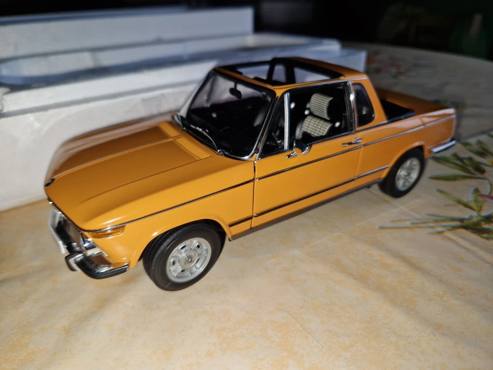 1:18 AUTOart BMW 2002 Cabrio/Convertible - Immagine 1 di 4