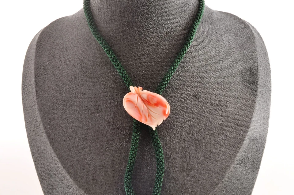 Con Certificación, Corbata Bolo Coral Piel Ángel Antigua, Tallada "Hoja" (56.5ct). Foto 1 de 4