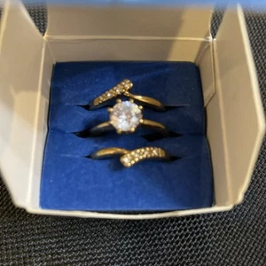 AVON Solitaire Goldtone Ring Jacket Set Size 7 Beautiful  NIB - Picture 1 of 4