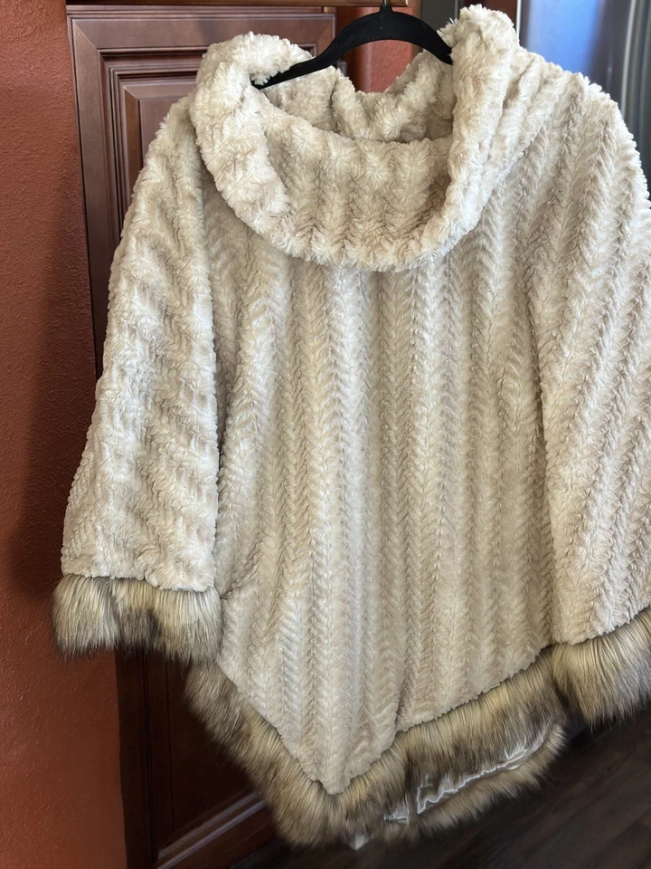 Poncho con capa a rayas de piel sintética tostado Adrienne Landau forro satinado talla 1X nuevo sin etiqueta Foto 1 de 4