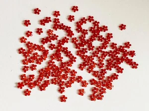 Paquete 139 piezas Mini adornos florales acrílicos rojo 5 pétalos flores diamantes de imitación - Imagen 1 de 6