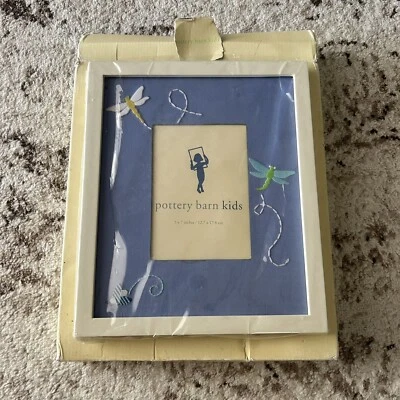 Moldura Pottery Barn Kids 5 x 7 libélulas bordadas azuis 10x12 Leia - Imagem 1 de 4