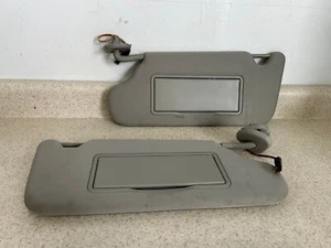 06-16 CHEVY IMPALA CONDUCTOR Y PASAJERO LADO DERECHO PARASOL CON JUEGO DE LUCES GRIS OEM - Imagen 1 de 3