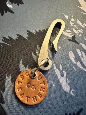 Llavero abridor de botellas/gancho para llaves de cuero Scout Foto 1 de 2