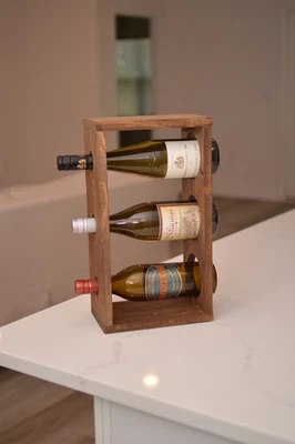 Soporte de vino de madera hecho a mano - Botella y carrito de vidrio con mango de cuerda Foto 1 de 4