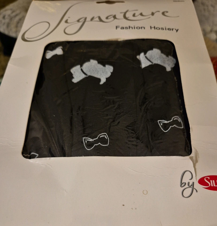 Medias Signature by Silky talla mediana Back con perros Scotty blancos en nuevas Foto 1 de 4