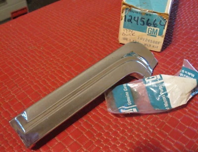 Nuevo de Lote Antiguo 1974 Buick Century Moldura Delantera Derecha, Brillante, 1245664 Foto 1 de 2