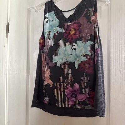 Top deportivo grande Calia by Carrie Underwood rosa púrpura floral espalda deportiva Foto 1 de 4