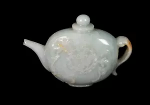 Eine feine Jadeit Miniatur - Teekanne, Jadeit - China 20. Jh. - Bild 1 von 9