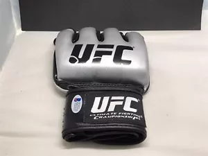 Guante autografiado por Royce Gracie de UFC Beckett certificado de autenticidad BAS 1D - Imagen 1 de 6