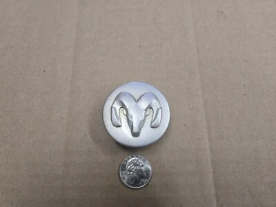 道奇原始设备制造商 2002 - 2007 Caravan Caliber Nitro Stratus 银色中心盖 0WG23TRMAA — 第 1/3 张图片