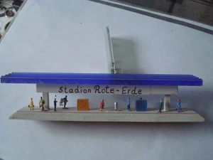  Spur N  Bahnsteig " Stadion Rote Erde " mit 9 Figuren , selbst Gestaltet  !!! - Bild 1 von 6