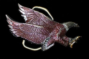 VINTAGE 1983 SMALLER SIZE 3D ATTACKING EAGLE BELT BUCKLE GAP PEWTER & ENAMEL - Picture 1 of 2