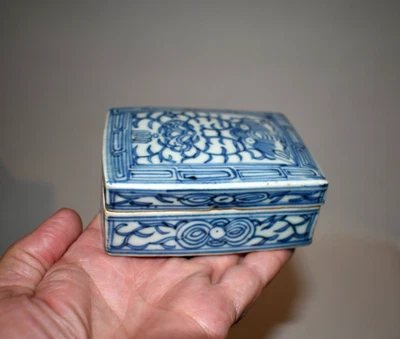 Antigua caja cubierta de porcelana azul/blanca china del período Ching tardío Foto 1 de 4