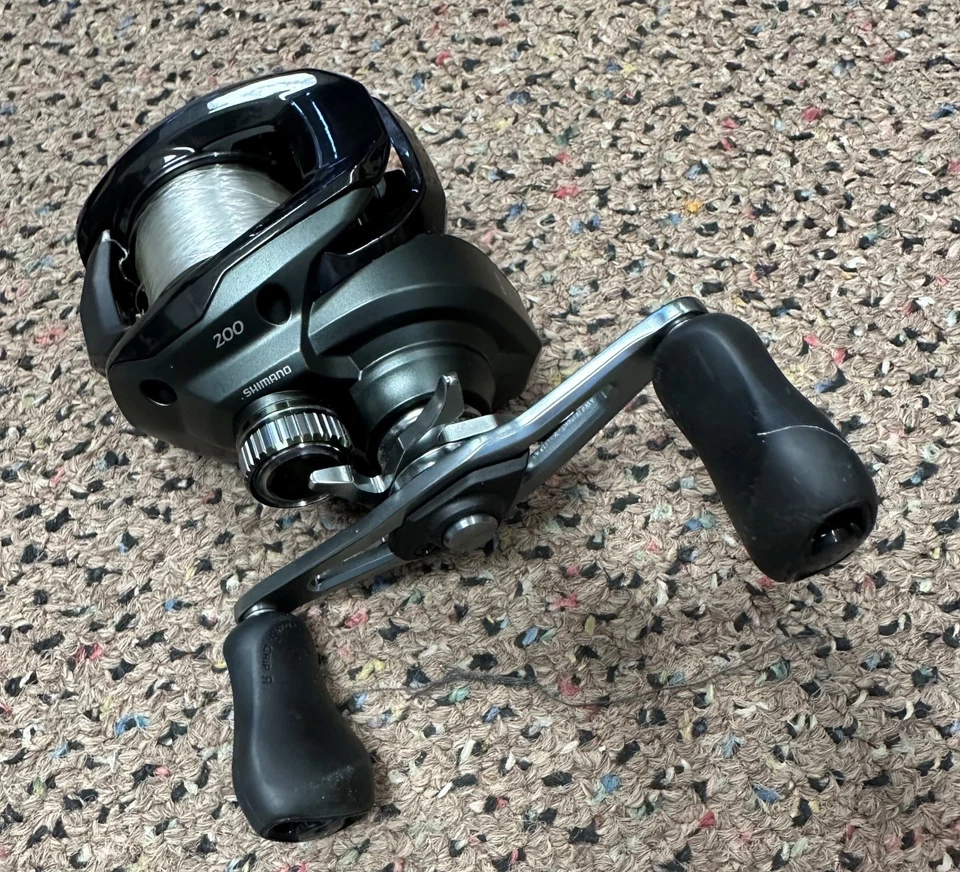 Carrete de fundición derecho Shimano Curado 200 M 6,2:1 con caja (PAP006065) Foto 1 de 4