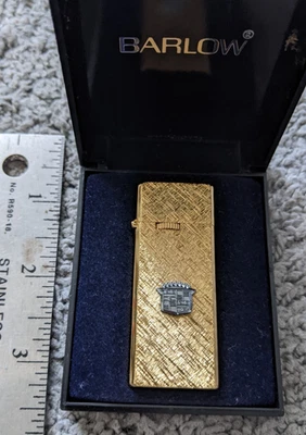 DE COLECCIÓN RARO AÑOS 70 BARLOW JAPÓN BUTANO PLACA DE ORO ESTUCHE CEPILLADO EMBLEMA ESCUDO CADILLAC Foto 1 de 4