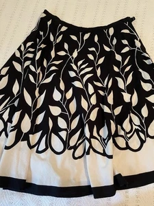 Zauberhafter Rock schwarz weiß geblümt 2X Fit and Flare Midi Twirl - Bild 1 von 8