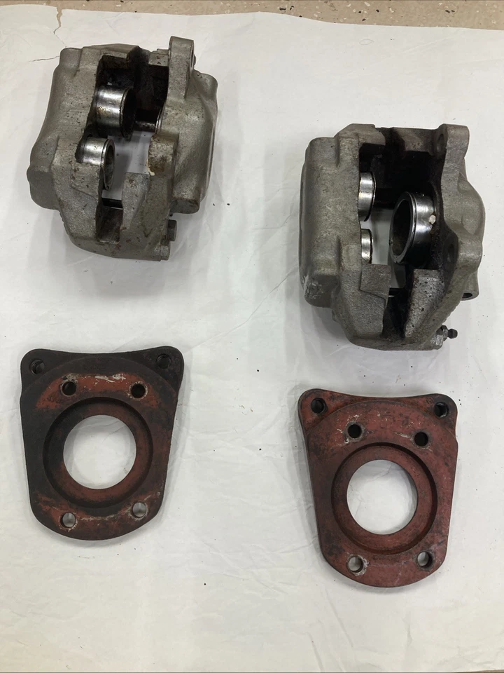 Volvo 122 1800 Front Brake Calipers Girling 3 Piston & Mounting Plates Foto 1 de 4