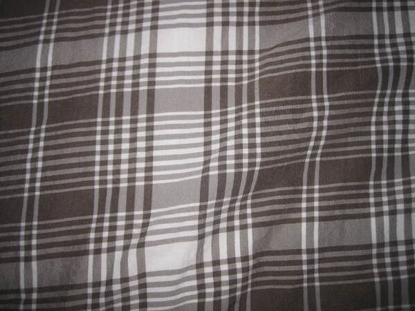 Edredón UGG Marrón Rayas 68" x 80" y 2 Fundas de Almohada Estándar a Juego Usado en Excelente Condición Foto 1 de 4