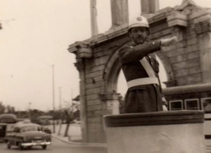 Foto Real De Colección Atenas Grecia Coches Antiguos Hombre de Policía Vista a la Calle Febrero 1955 - Imagen 1 de 2