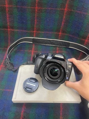 Cámara digital Olympus SLR E520 con cargador y kit de lente conjunto de paquete Foto 1 de 4