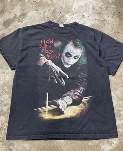 2008 The Dark Knight Joker Batman T-Shirt XL Zaubertrick Heath Ledger - Bild 1 von 6