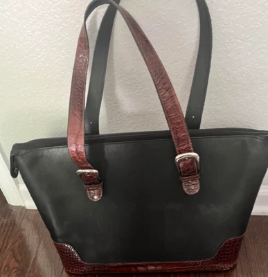 Monedero Jack Georges con piel de cocodrilo. fondo con tachuelas y un bolsillo para ordenador  Foto 1 de 4